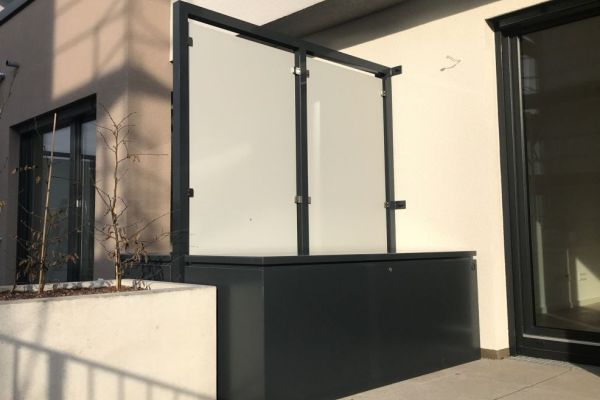 2 Terrassenabtrennung mit beidseitiger Staubox.jpg