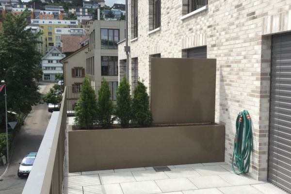 HE_02_ Terrassenabtrennung mit Pflanzen und in Trog eingesetzter Sichtschutzwand.JPG
