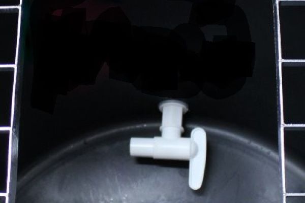 ZU 10 Wasser Ablauf - Abflussventil für eine einfache Entleerung des Wasserbeckens.jpg