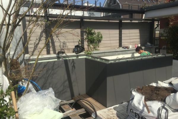 GA 1 Montage von bewässerten Pflanzengefässen auf einer Dachterrasse.JPG