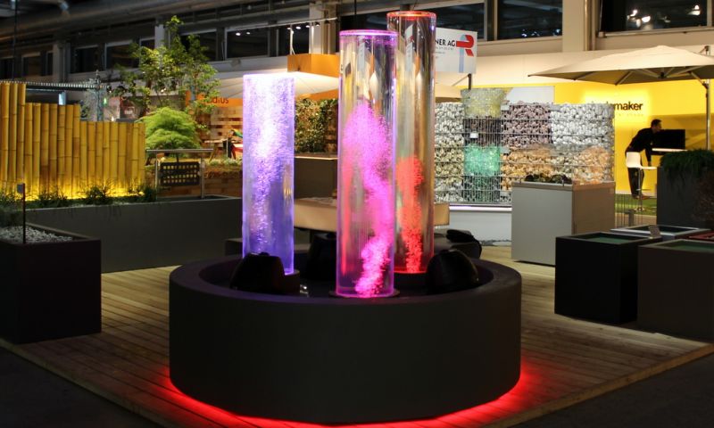 Gioco d'acqua con colonne illuminate
